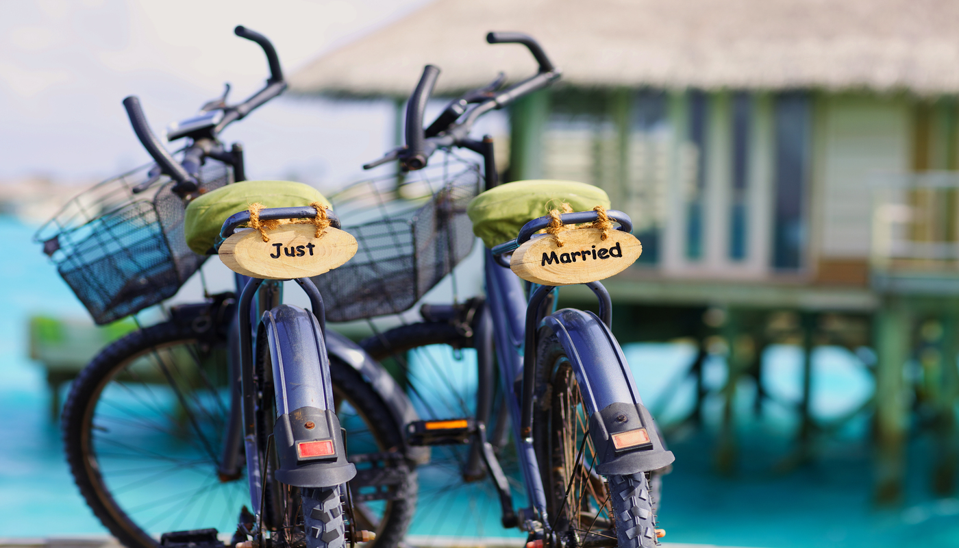 Bicicletas con cartel Just Married Hotel Six Senses Laamu